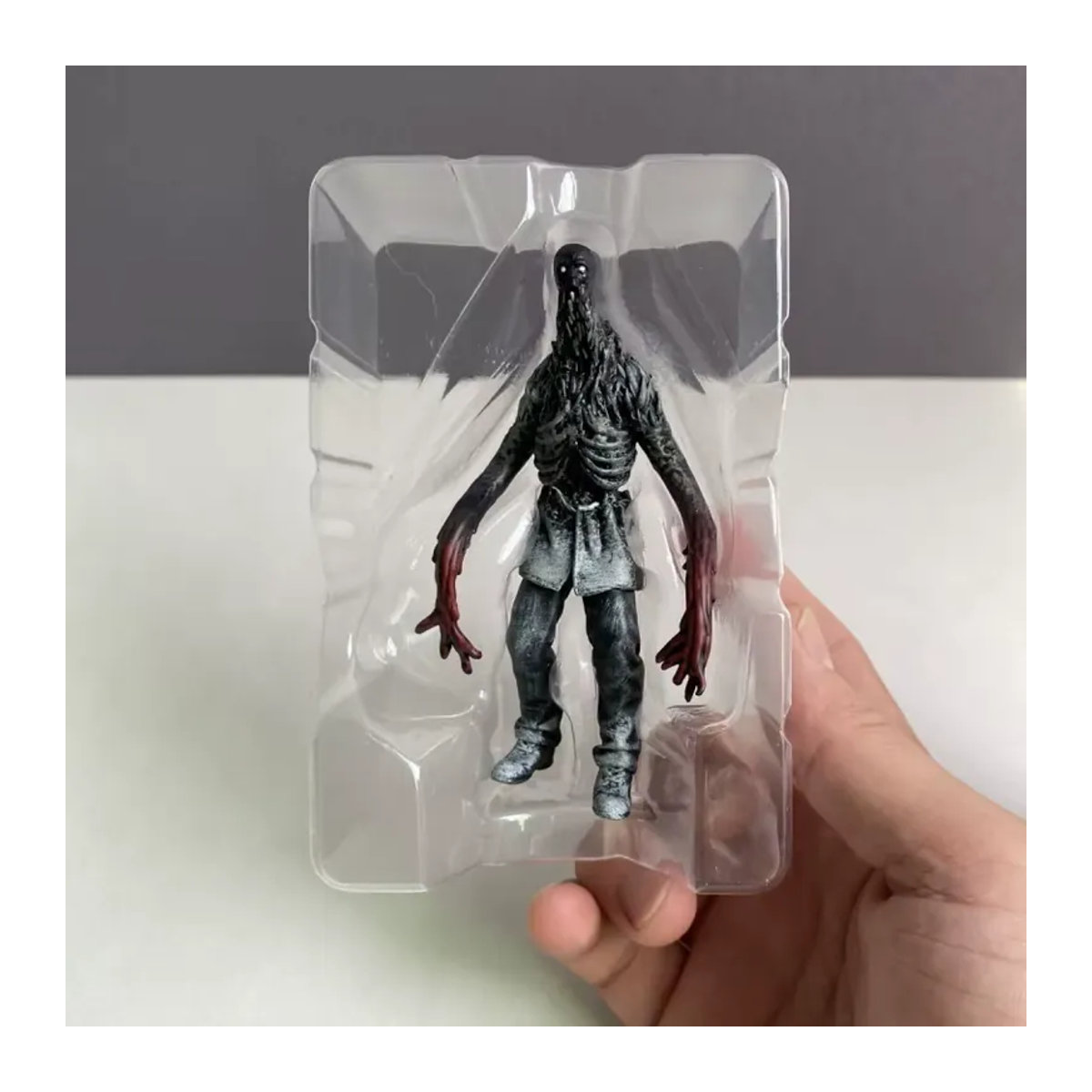 Bandai Metro Exodus Skelettfigur Sammlerfigur aus Kunststoff in Schwarz - Bild 2