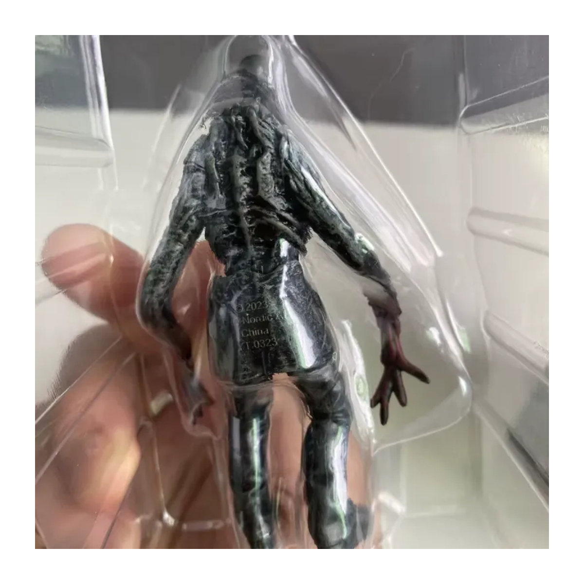 Bandai Metro Exodus Skelettfigur Sammlerfigur aus Kunststoff in Schwarz - Bild 5