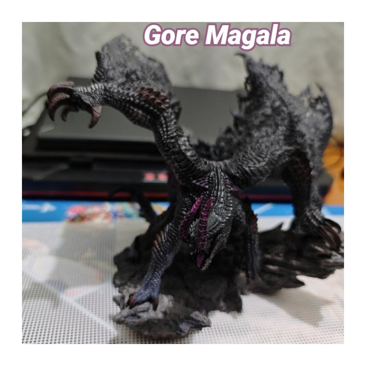 Bandai Monster Hunter Resonance Series Gore Magala Actionfigur in Schwarz aus Kunstharz - Bild 1