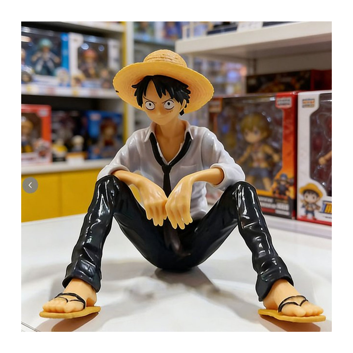 Bandai One Piece Anime-Figur Luffy in Sitzposition als PVC-Actionfigur und Sammlerstück, mehrfarbig - Bild 1