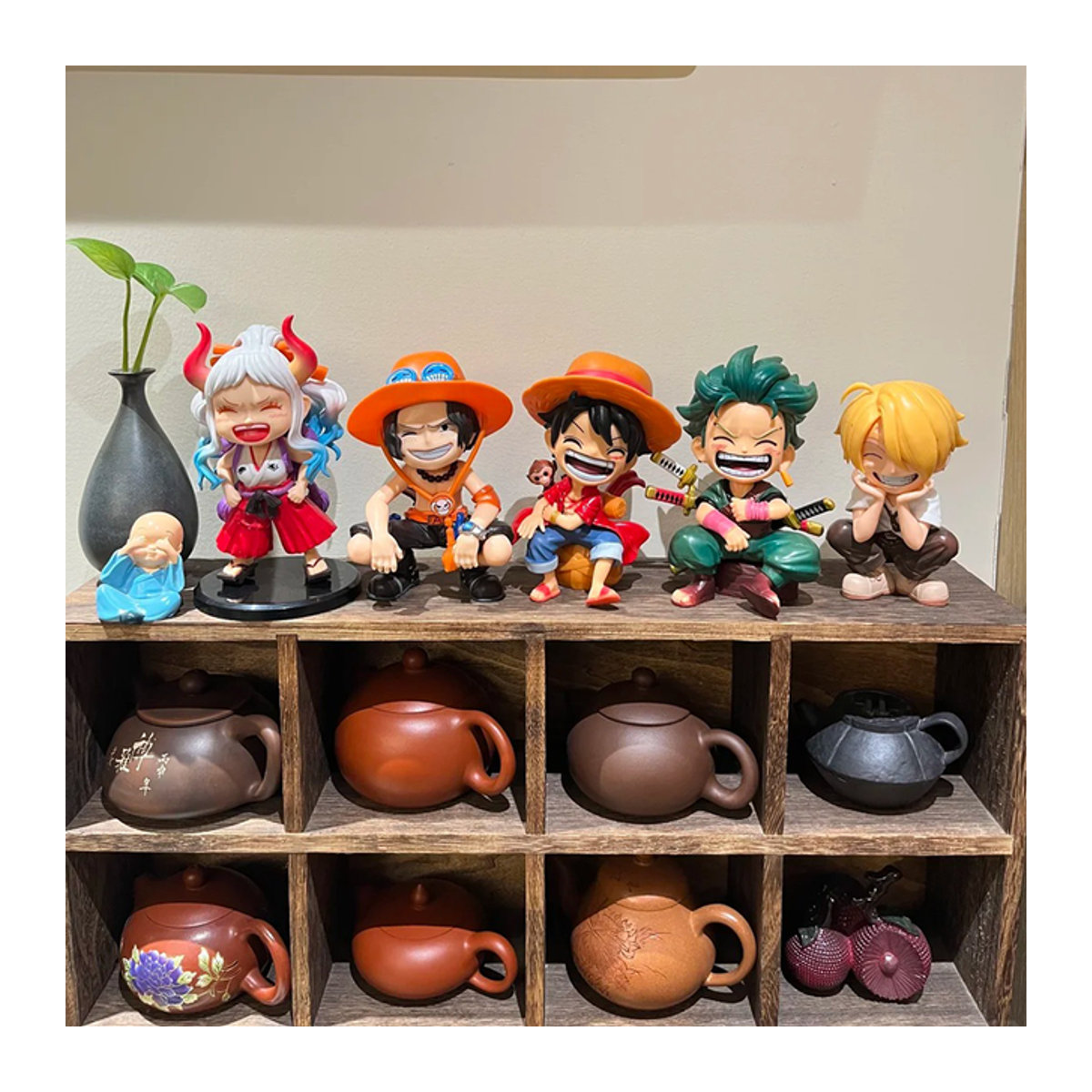 Bandai One Piece Anime-Figur Sitzender Lachender Luffy Actionfigur in Mehrfarbig - Bild 1