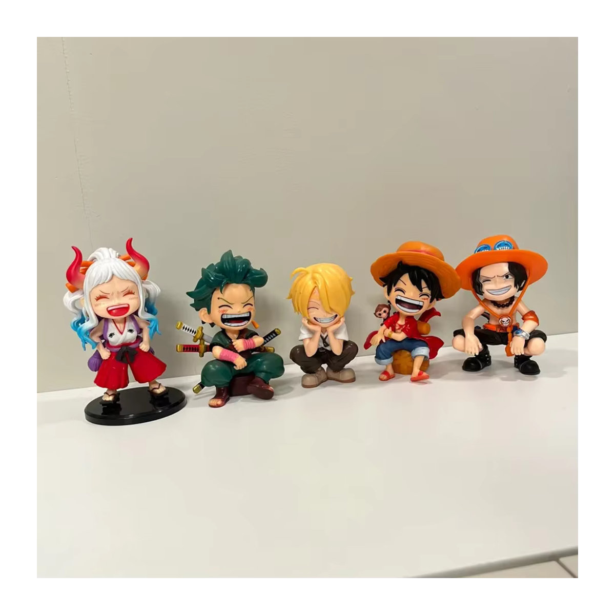Bandai One Piece Anime-Figur Sitzender Lachender Luffy Actionfigur in Mehrfarbig - Bild 4