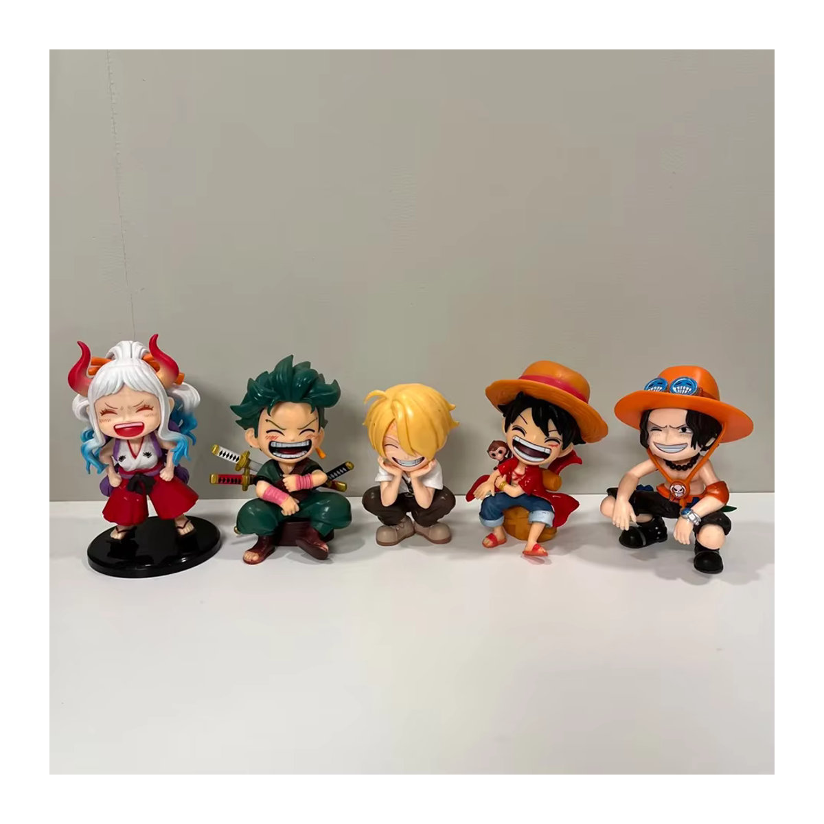 Bandai One Piece Anime-Figur Sitzender Lachender Luffy Actionfigur in Mehrfarbig - Bild 5