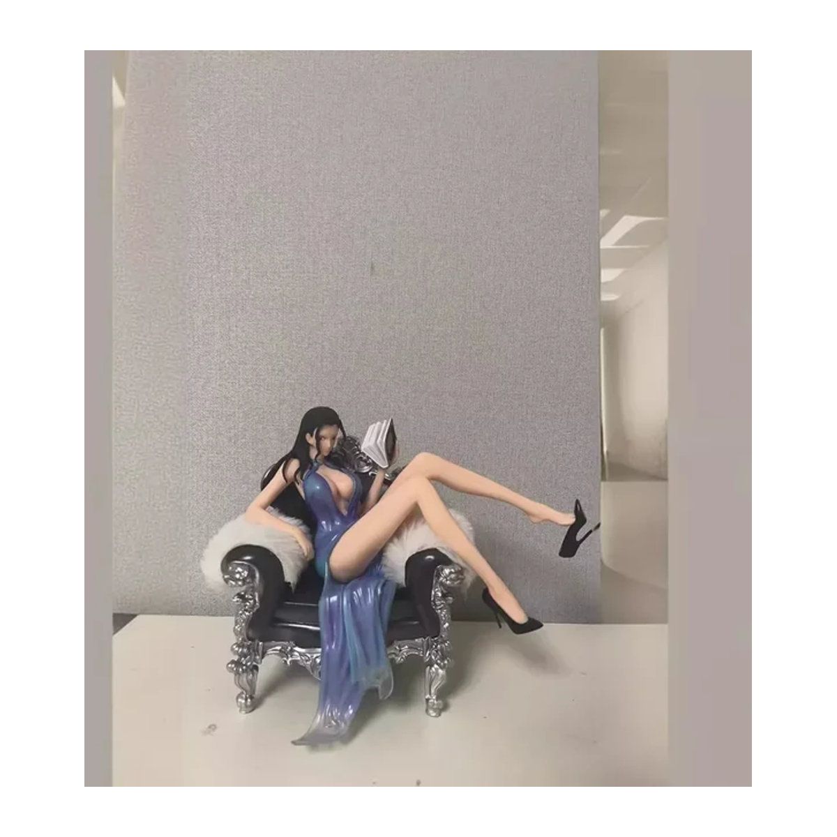 Bandai One Piece Nico Robin Statue Suit Thug Series Actionfigur aus Kunststoff in Blau - Bild 1