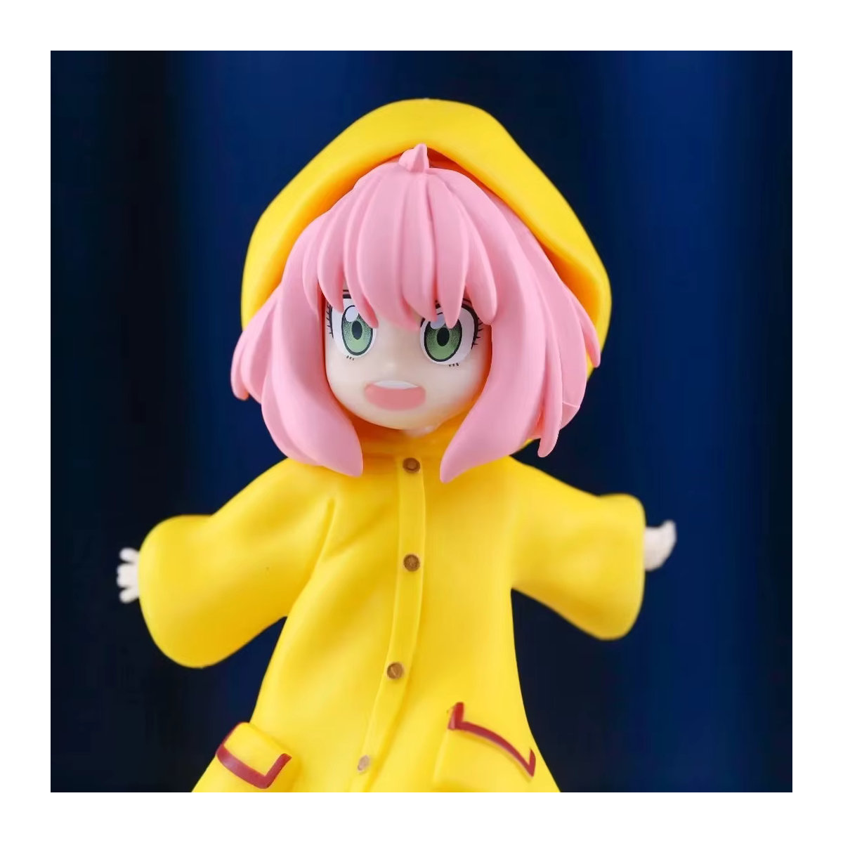 Bandai Spy x Family Anya Forger Anime Figur im gelben Regenmantel, Höhe: 12 cm - Bild 2