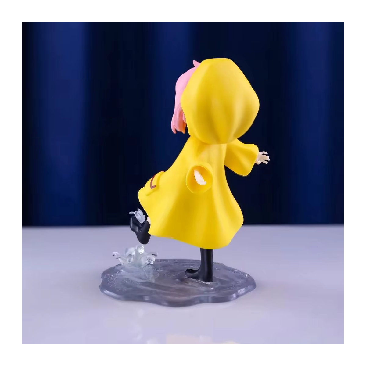 Bandai Spy x Family Anya Forger Anime Figur im gelben Regenmantel, Höhe: 12 cm - Bild 4