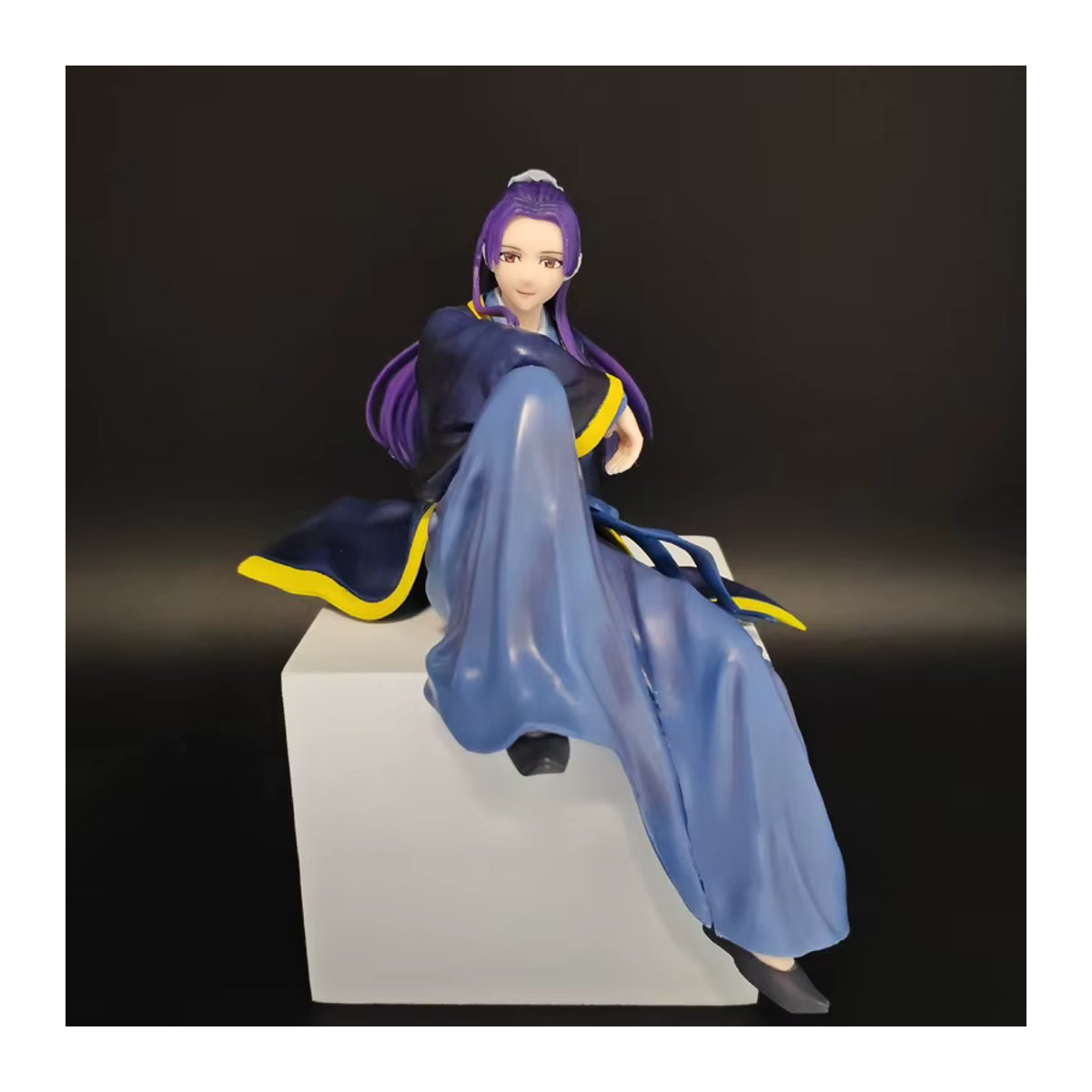 Bandai The Apothecary Diaries Jinshi Anime-Figur in sitzender Pose, mehrfarbiges PVC-Modell für Sammler - Bild 2