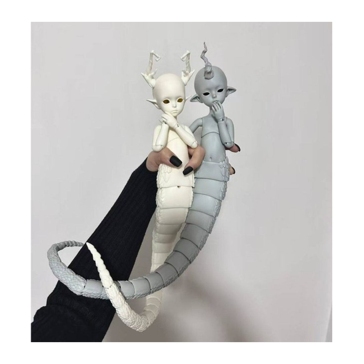 Bandai Tierfigur im Maßstab 1:6 mit Schlangenschwanz-Plüschdesign in Weiß - Bild 1