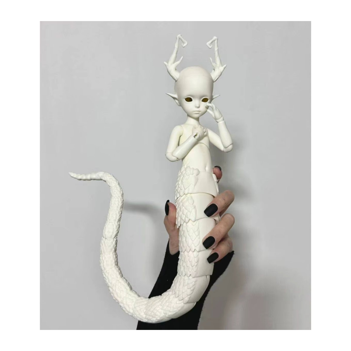 Bandai Tierfigur im Maßstab 1:6 mit Schlangenschwanz-Plüschdesign in Weiß - Bild 2