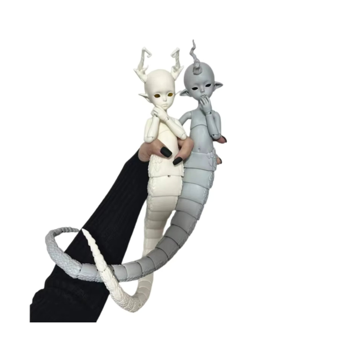 Bandai Tierfigur im Maßstab 1:6 mit Schlangenschwanz-Plüschdesign in Weiß - Bild 3