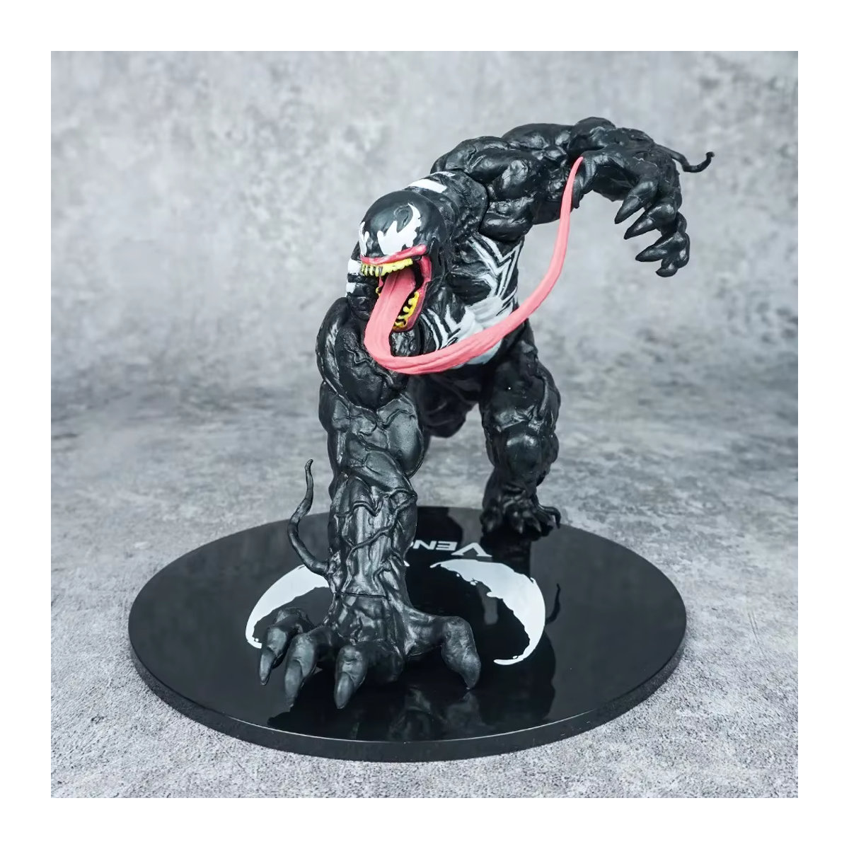 Bandai Venom Figur aus massivem PVC in Schwarz und Rot als liegende Dekorationspuppe - Bild 1