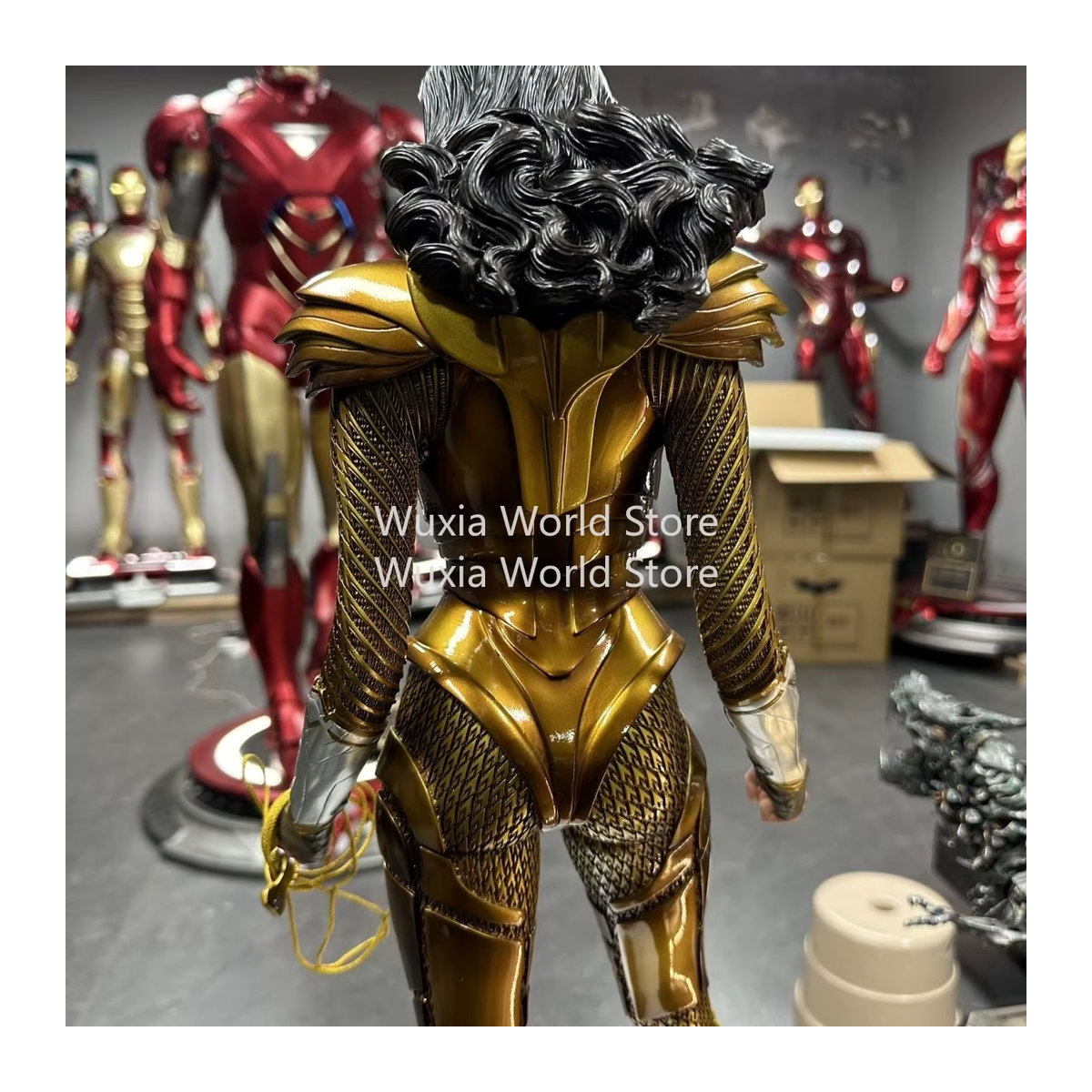 Bandai Wonder Woman Figur aus Kunstharz in Gold, 70 cm Höhe, Dekoratives Anime Desktop Ornament - Bild 2