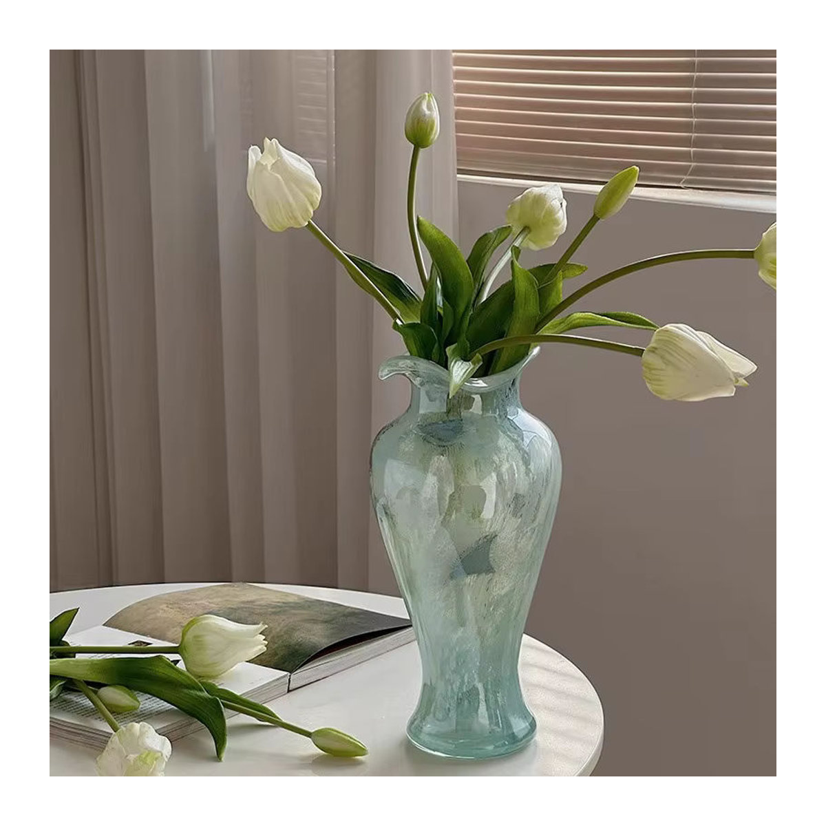 Bauchige Glasvase im antiken französischen Stil in Blau für Schnittblumen und Dekoration - Bild 2