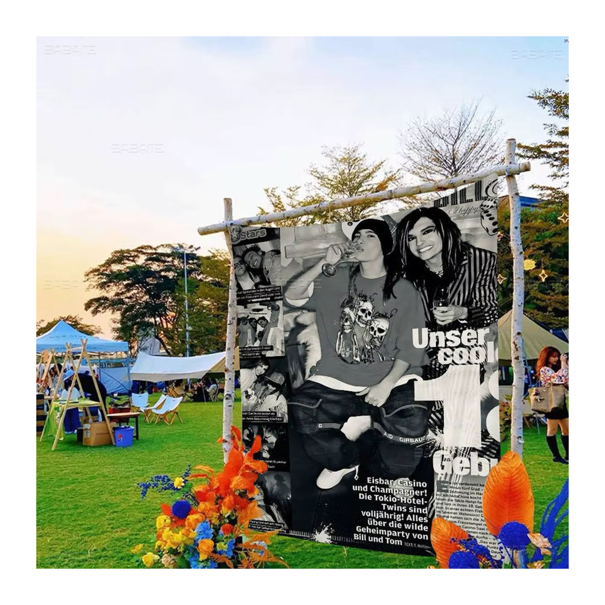 Beast Kingdom Tom Kaulitz Tokio Hotel Cartoon-Wandbehang als mehrfarbige Textil-Flagge mit Schnur - Bild 3