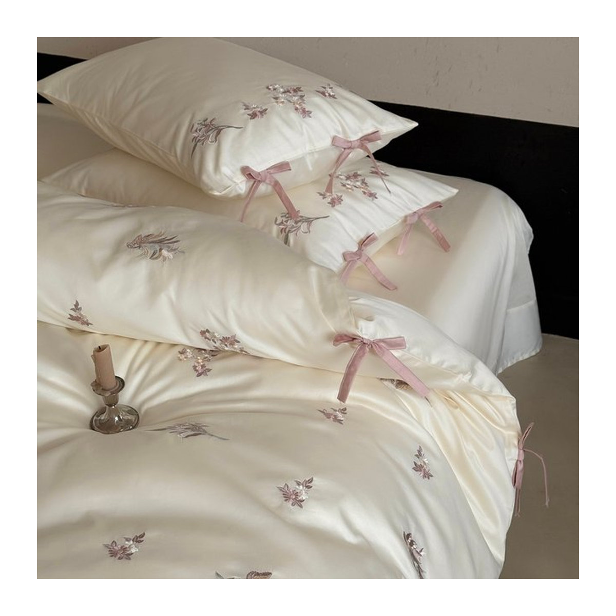 Bettwäsche Set Prinzessin mit Blumen Stickerei und Schleife aus Ägyptischer Baumwolle 600TC in Weiß inklusive Kissenbezüge und Laken - Bild 1