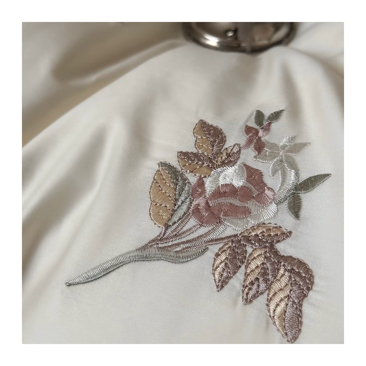 Bettwäsche Set Prinzessin mit Blumen Stickerei und Schleife aus Ägyptischer Baumwolle 600TC in Weiß inklusive Kissenbezüge und Laken - Bild 3