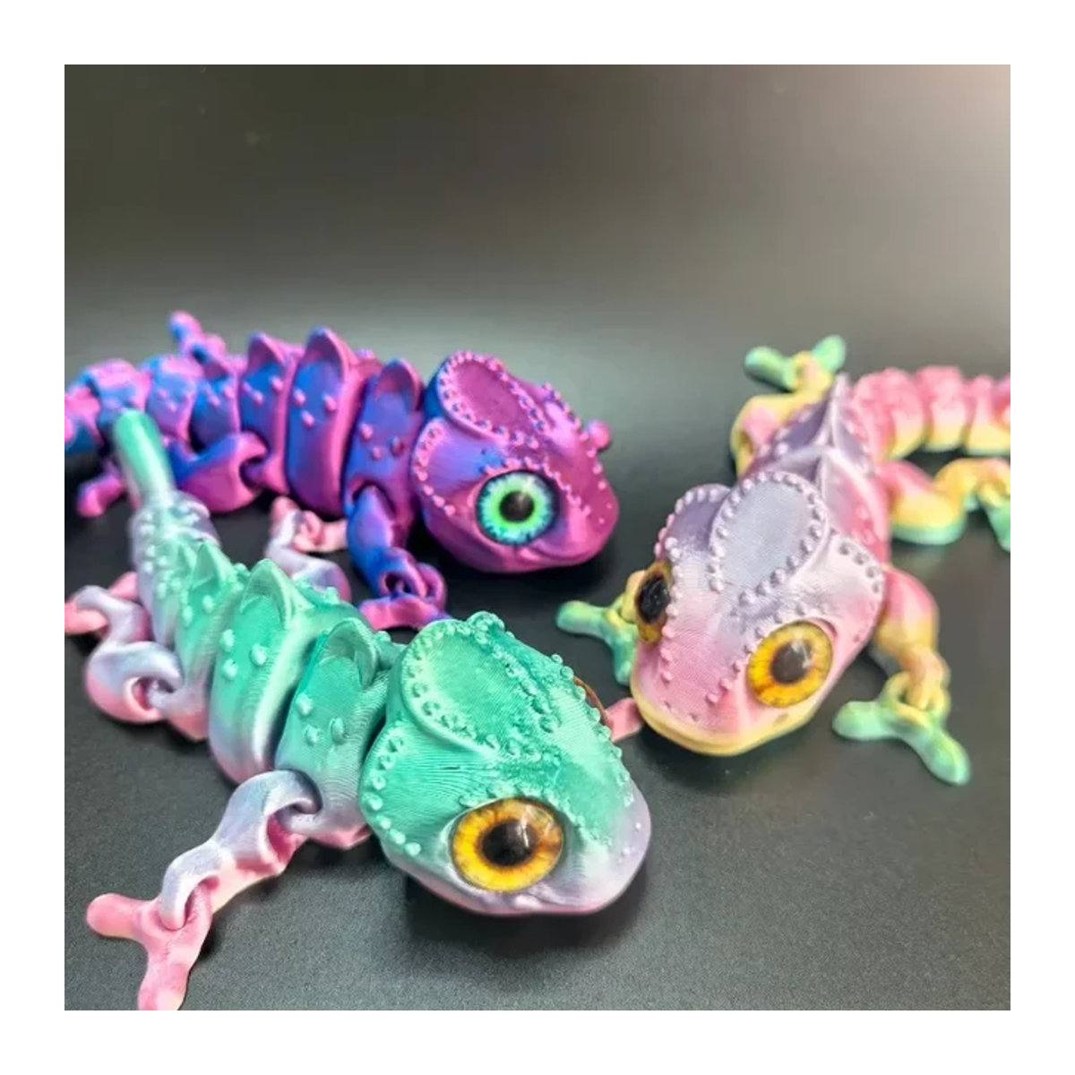 Bewegliche Chamäleon Figur aus dem 3D-Druck als buntes Zappelspielzeug und Desktop-Ornament für dich - Bild 1