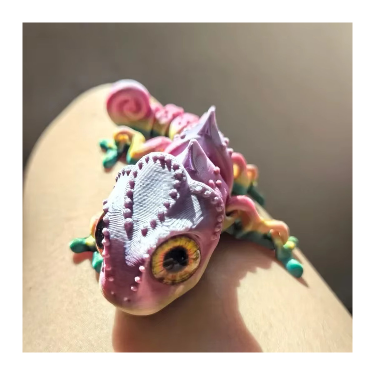 Bewegliche Chamäleon Figur aus dem 3D-Druck als buntes Zappelspielzeug und Desktop-Ornament für dich - Bild 3