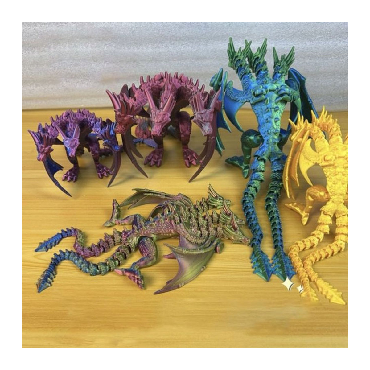 Bewegliche Dreiköpfige Drachenfigur aus Kunststoff für Kinder und Wohnaccessoires, mehrgelenkig, Farben: rot, blau oder mehrfarbig - Bild 1