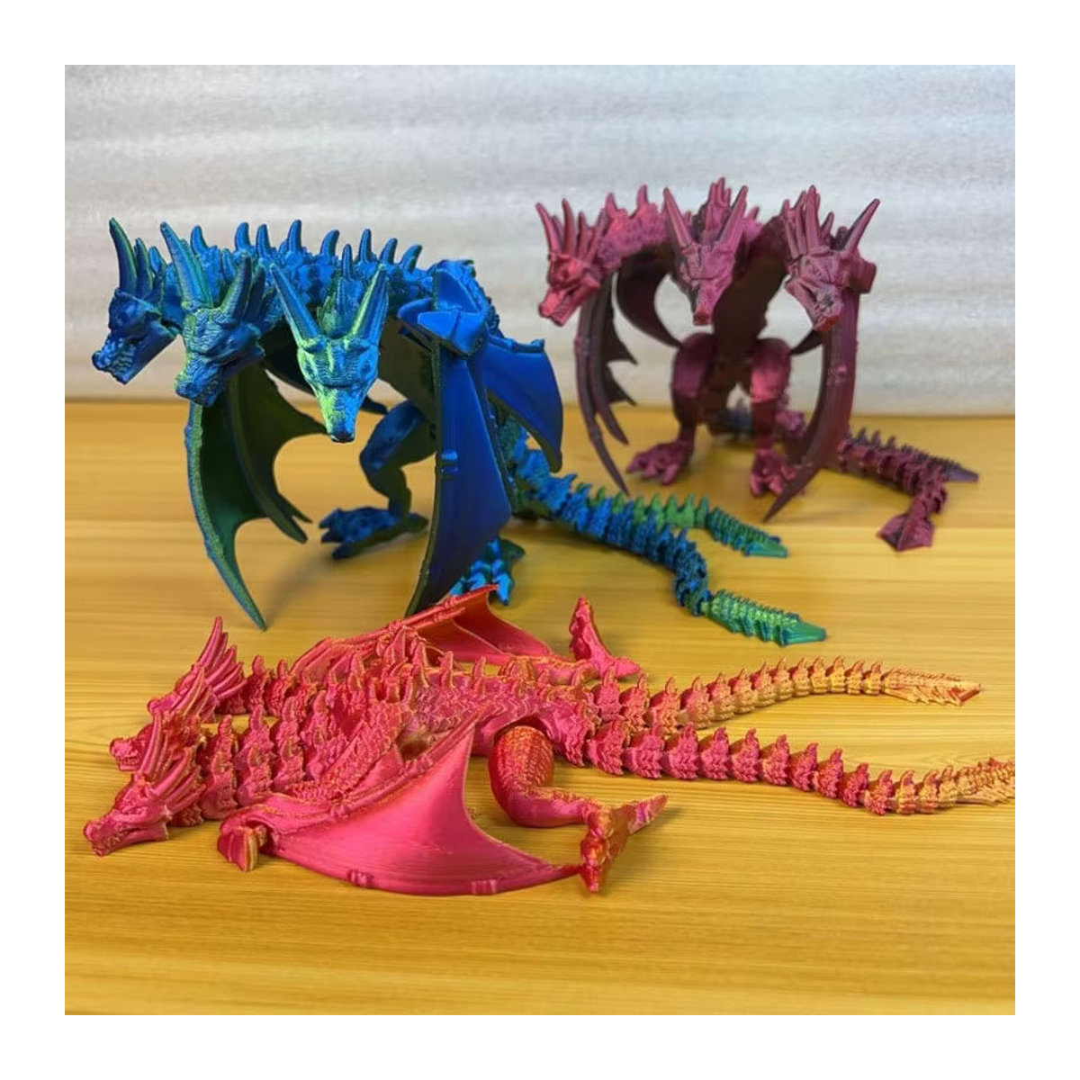 Bewegliche Dreiköpfige Drachenfigur aus Kunststoff für Kinder und Wohnaccessoires, mehrgelenkig, Farben: rot, blau oder mehrfarbig - Bild 2
