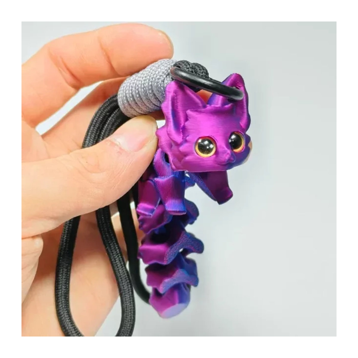Bewegliches Fuchs-Ornament aus Kunststoff in Lila mit hängender Schnur und großen Augen als Raumdekoration - Bild 1