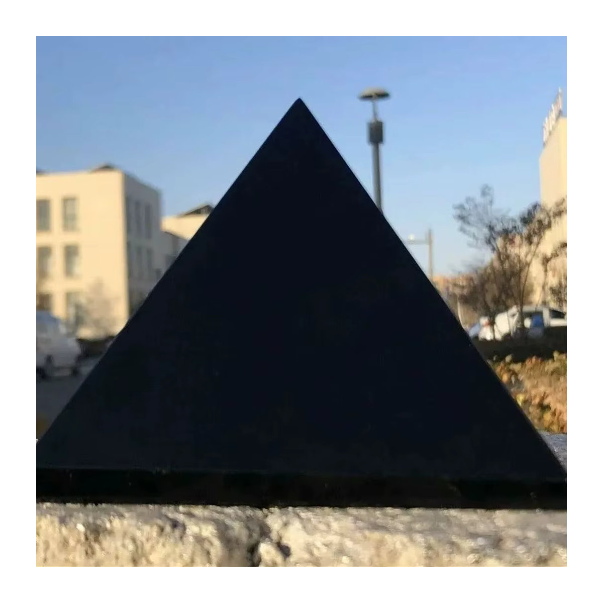Blace Obsidian Pyramide aus schwarzem Naturstein als poliertes Kristall-Dekor für Reiki und Energiearbeit - Bild 6