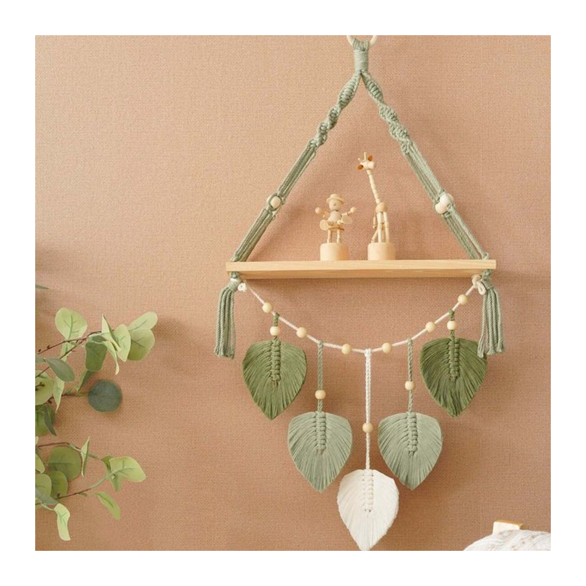 Blatt Makramee Wandbehang in Grün mit Holzregal im Boho-Stil für dein Wohnzimmer oder Schlafzimmer - Bild 1