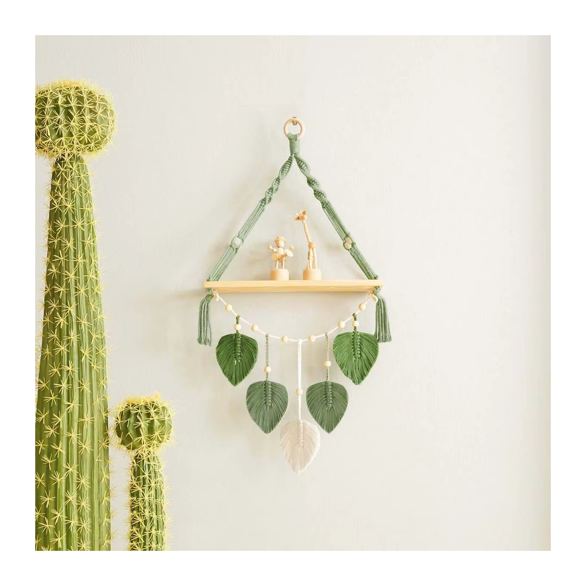 Blatt Makramee Wandbehang in Grün mit Holzregal im Boho-Stil für dein Wohnzimmer oder Schlafzimmer - Bild 2