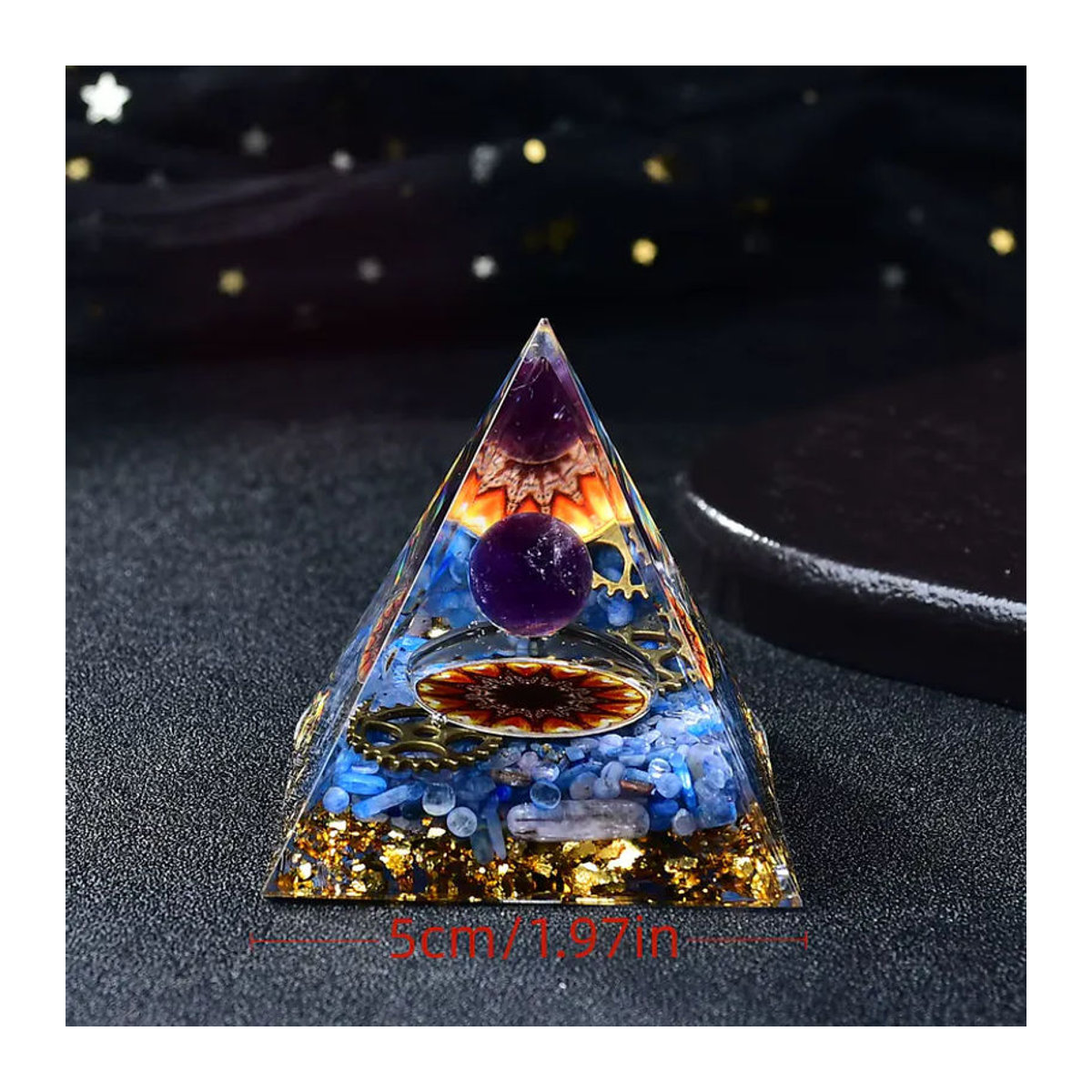 Blaue Lapislazuli-Kugel und Harz-Energiepyramide als dekorativer Heilstein im Bohemian-Stil - Bild 2