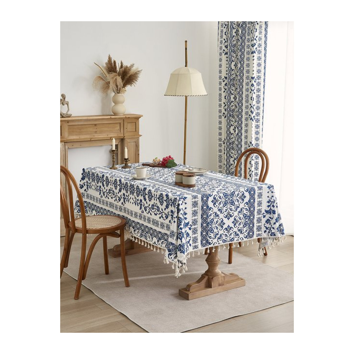 Blaue Tischdecke mit Blumenmuster aus Baumwolle und Leinen für deinen Couchtisch oder Esstisch - Bild 1