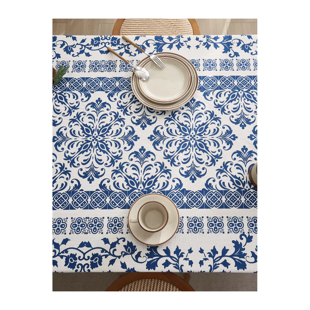 Blaue Tischdecke mit Blumenmuster aus Baumwolle und Leinen für deinen Couchtisch oder Esstisch - Bild 3