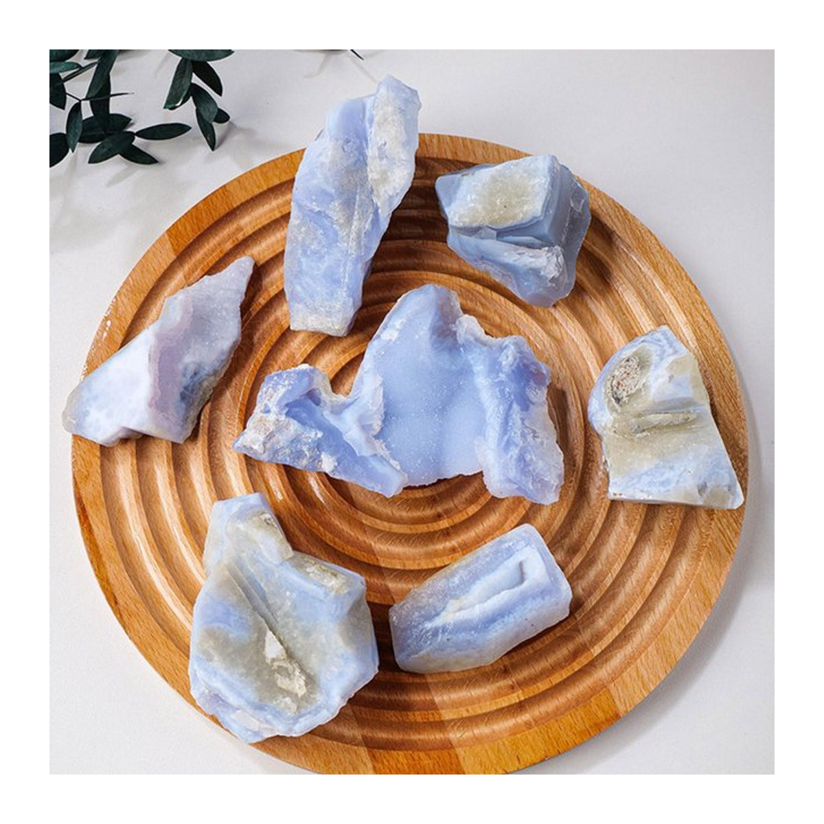 Blauer Achat als rohe Steinkristalle und polierte Edelsteine in unregelmäßiger Form für Dekorationen wie Vasenfüller oder Tischstreuer, Blau - Bild 1