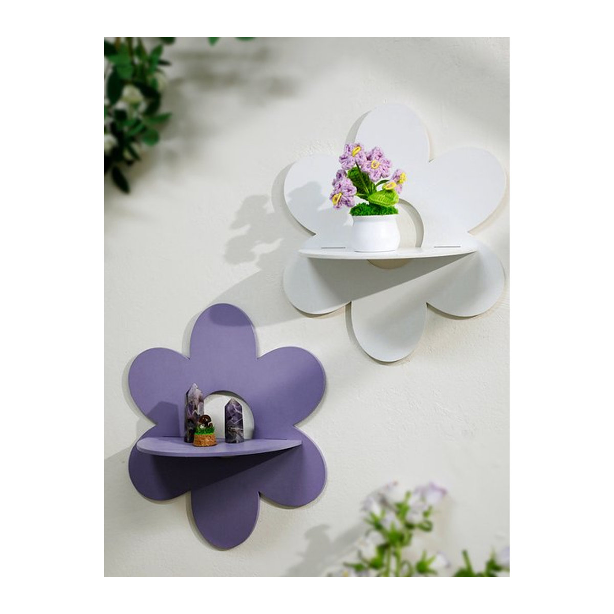 Blumenförmige Wandregale aus Holz in Mehrfarbig für das Kinderzimmer – Wandmontiertes Dekorregal im floralen Design - Bild 1