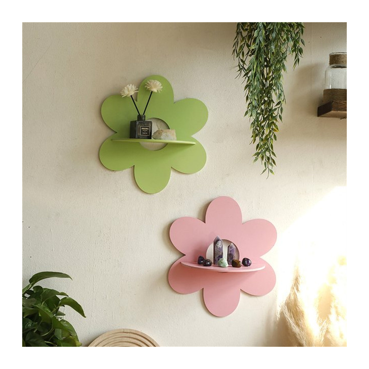 Boho Blume Kristall Wandregal aus Holz in Grün für Wohnzimmer und Schlafzimmer - Bild 1