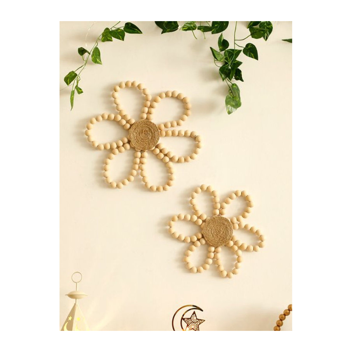 Boho Blumenkranz aus Holzperlen und floralen Elementen in Beige als hängende Wanddekoration für den Frühling - Bild 1