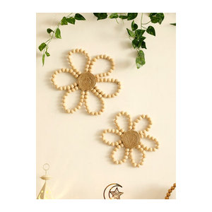 Boho Blumenkranz aus Holzperlen und floralen Elementen in Beige als hängende Wanddekoration für den Frühling