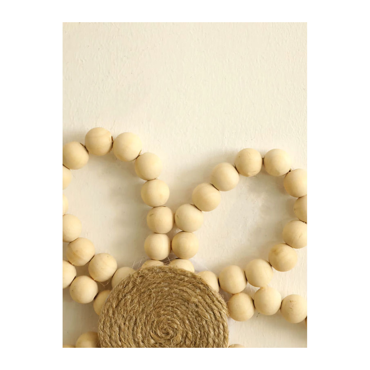 Boho Blumenkranz aus Holzperlen und floralen Elementen in Beige als hängende Wanddekoration für den Frühling - Bild 3