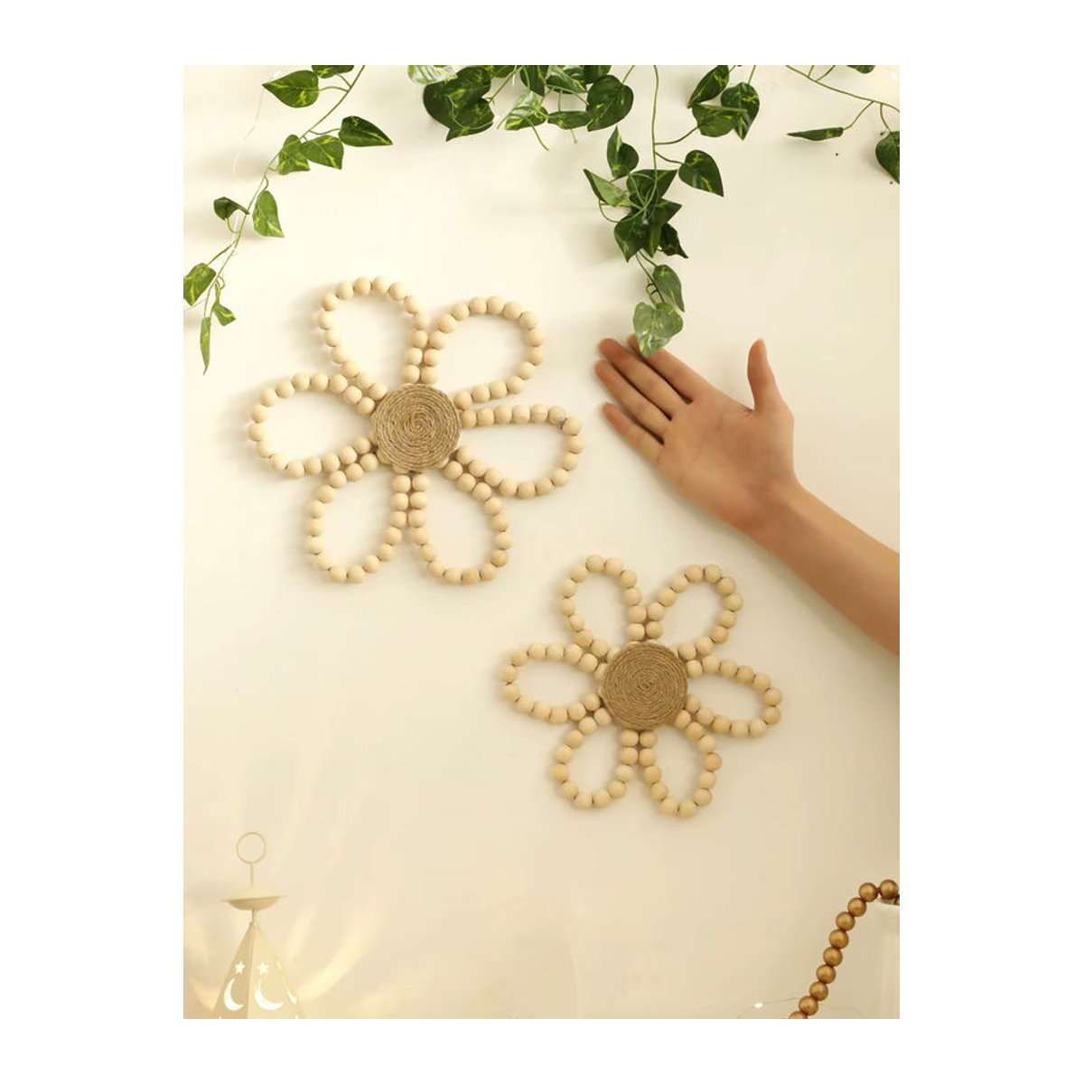 Boho Blumenkranz aus Holzperlen und floralen Elementen in Beige als hängende Wanddekoration für den Frühling - Bild 4