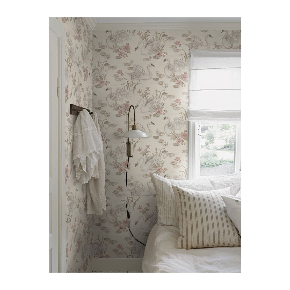 BoråsTapeter Wallpaper Lily Swan Blumen Tapete in Beige aus Papier - Bild 1