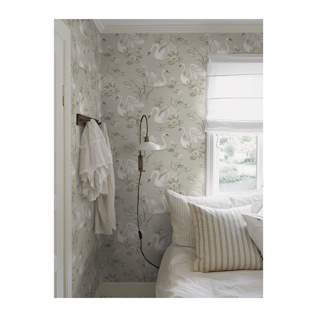 BoråsTapeter Wallpaper Lily Swan - Tapete mit Blumenmuster in Grau - Bild 1