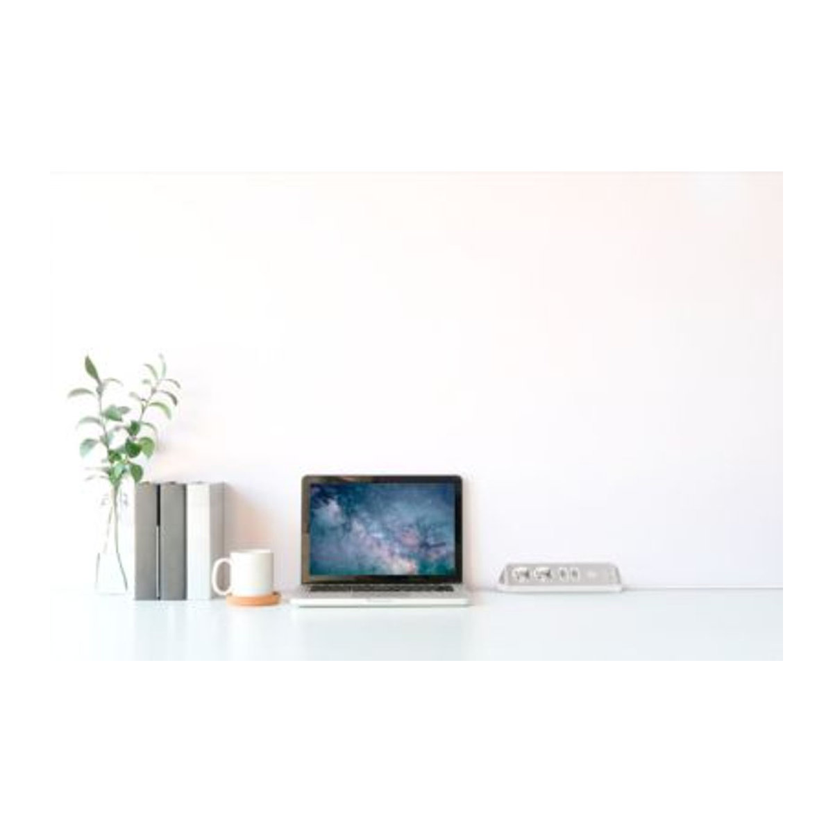 Brennenstuhl Estilo Eck-Steckdosenleiste 4-fach mit USB-Ladefunktion und Klebepads, weiß-silber, B: 100 mm, T: 70 mm, H: 300 mm - Bild 2