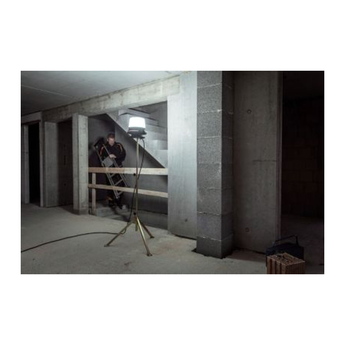 Brennenstuhl professionalLINE LED Baustrahler ORUM 5050 M, Schwarz, 5800 lm, 360° Abstrahlwinkel, IP54, IK08, H x B x T: 286 x 280 x 280 mm - Bild 2