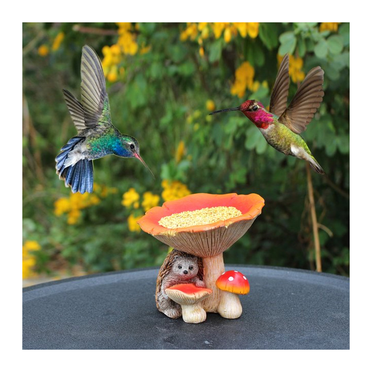 Bunte Igel-Pilz-Vogelfutterstation aus Kunstharz als Gartenskulptur und Wildvogel-Futterstation für den Außenbereich - Bild 1