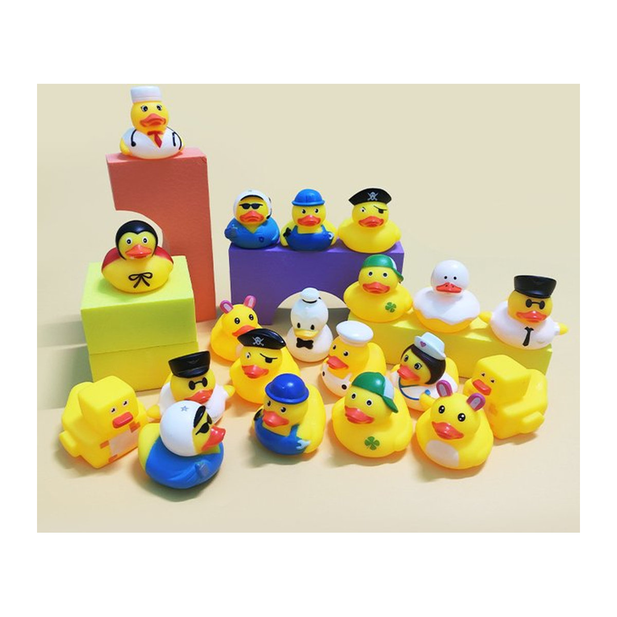 Bunte Mini Gummienten für Jeeps und als Spielzeug für Kinder oder Party-Gastgeschenke von BXA - Bild 1