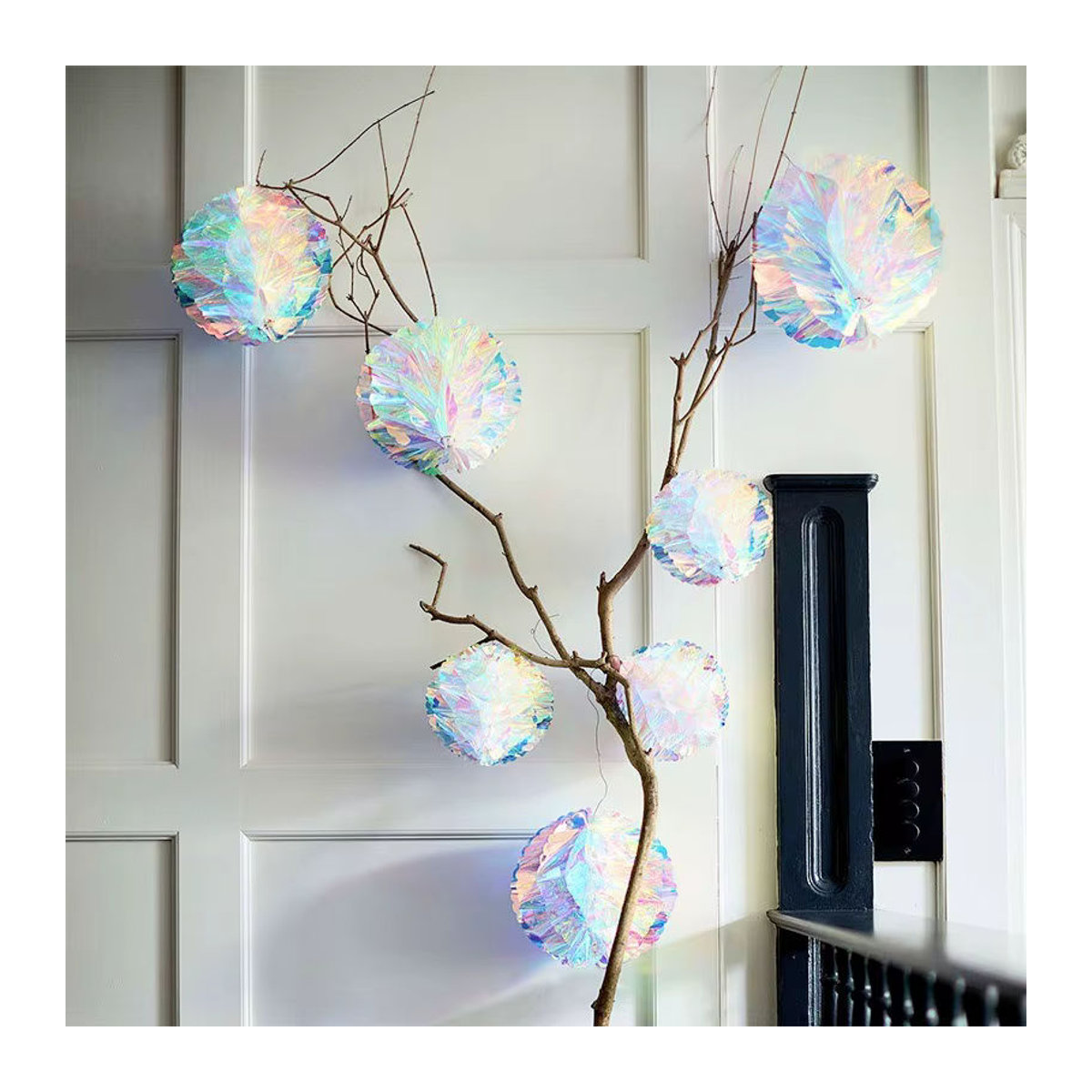 Bunte Schneeflocken-Wabenkugel aus Papier als hängendes Weihnachtsbaum-Ornament zur Dekoration - Bild 1