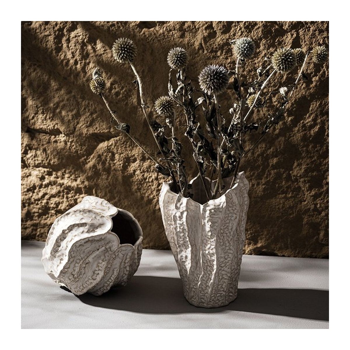 Capiron Keramikvase in Weiß mit unregelmäßigem skandinavischem Design für Schnittblumen und Dekoration - Bild 1