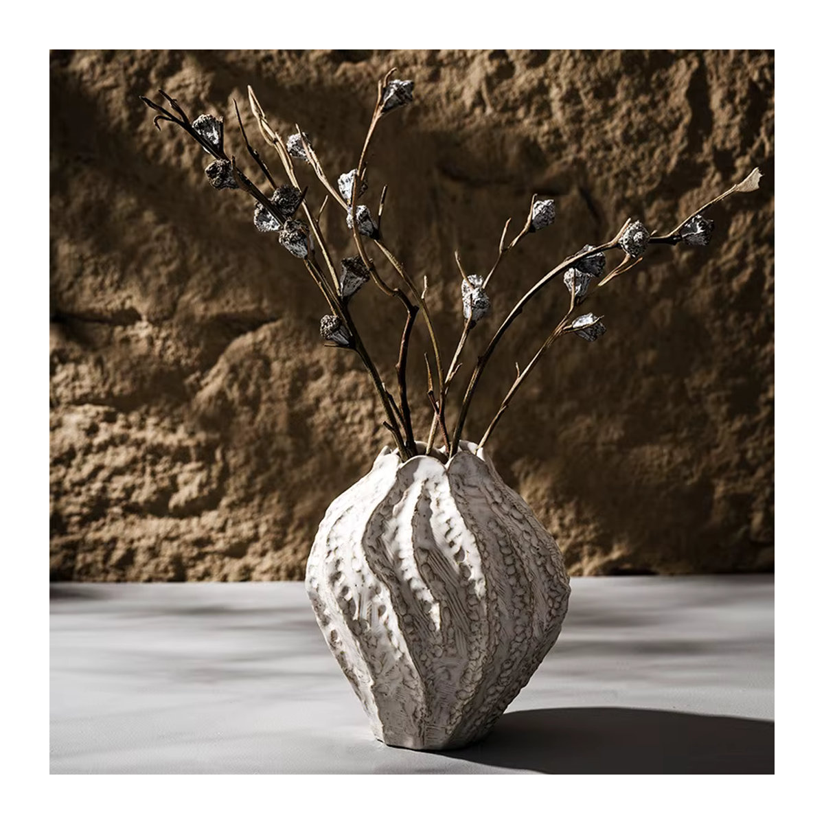 Capiron Keramikvase in Weiß mit unregelmäßigem skandinavischem Design für Schnittblumen und Dekoration - Bild 2