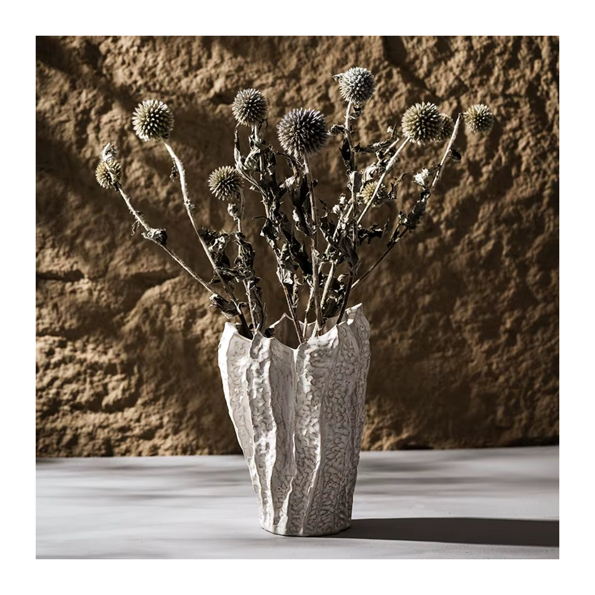 Capiron Keramikvase in Weiß mit unregelmäßigem skandinavischem Design für Schnittblumen und Dekoration - Bild 3