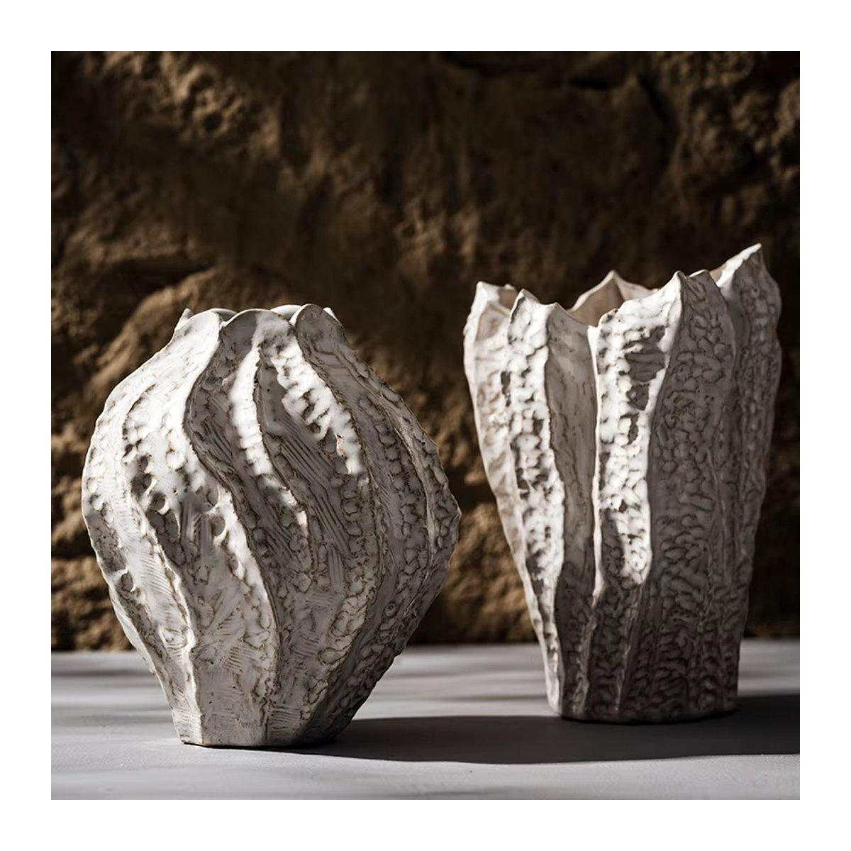 Capiron Keramikvase in Weiß mit unregelmäßigem skandinavischem Design für Schnittblumen und Dekoration - Bild 4