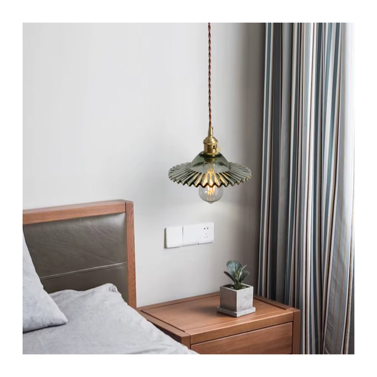 Ceropegia Nachttischlampe aus Messing und Glas in Grün im Skandinavischen Retro-Design - Bild 3